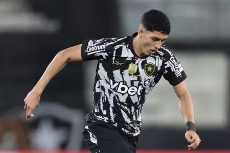 Jair Cunha em Botafogo x Juventude, pelo Brasileirão 2025 — Foto: Vitor Silva/BFR